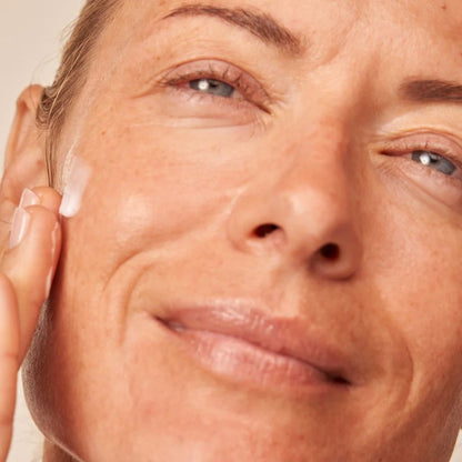 Dr Gross Vitamin C Lactic Dewy Deep Cream Model